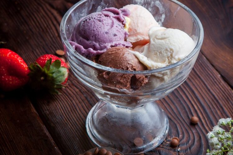 from-scoops-ice-cream-with-chocolate-drops-strawberry-gypsophila-ice-cream-cup_176474-2651